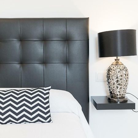 Stunning Spacious City Apartment With Free Parking マラガ エクステリア 写真
