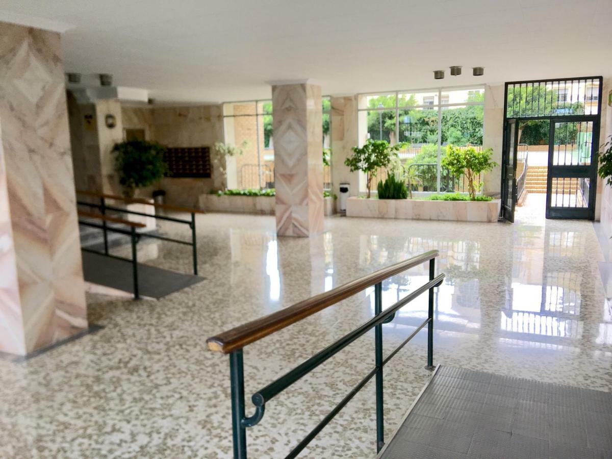 Stunning Spacious City Apartment With Free Parking マラガ エクステリア 写真