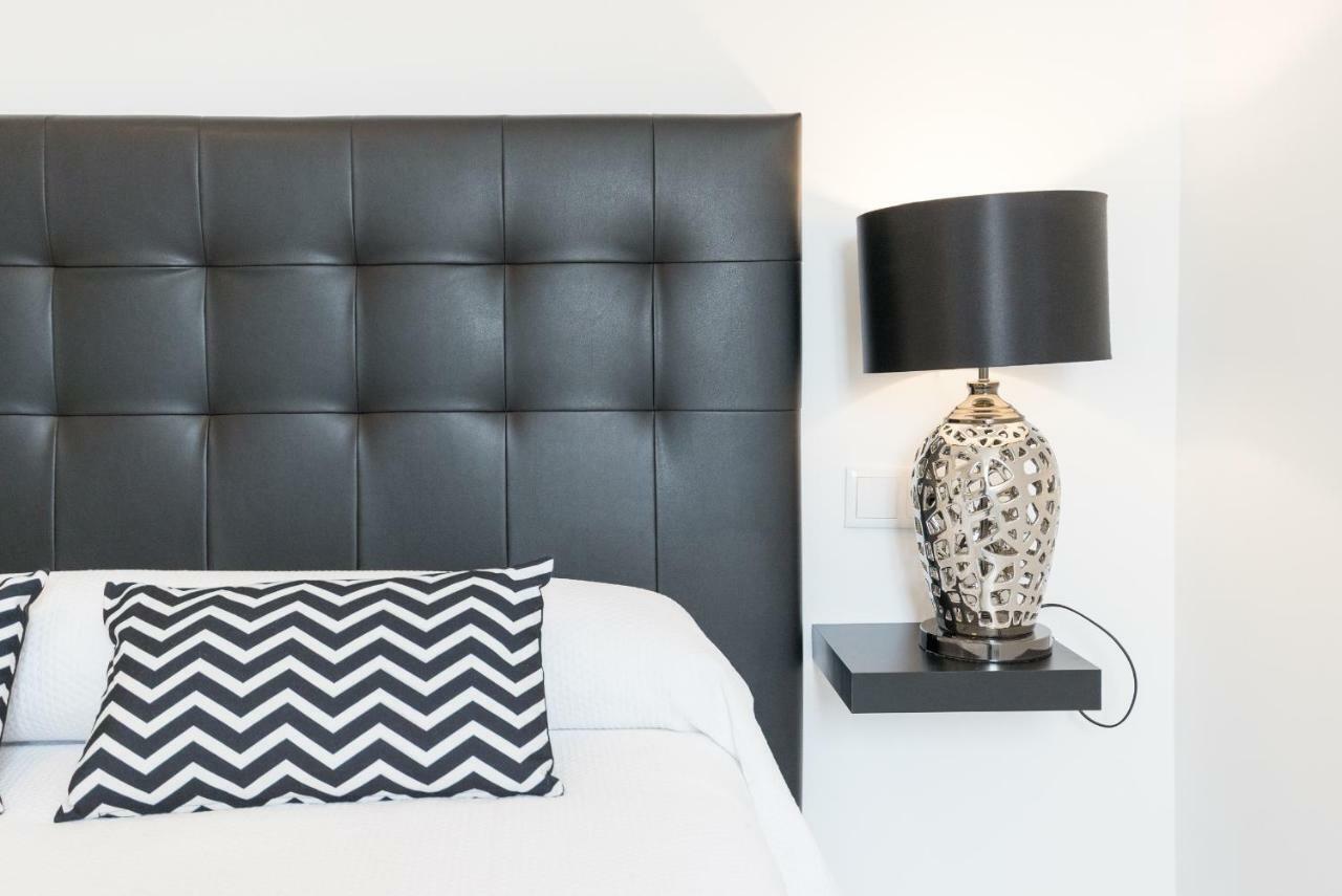 Stunning Spacious City Apartment With Free Parking マラガ エクステリア 写真