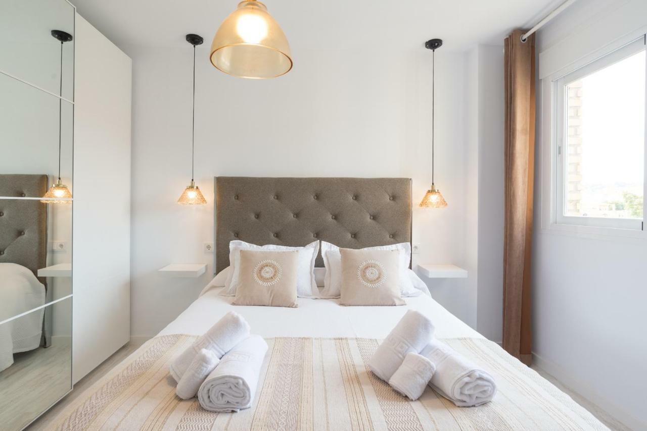 Stunning Spacious City Apartment With Free Parking マラガ エクステリア 写真