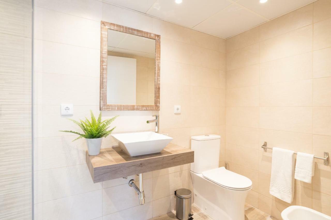Stunning Spacious City Apartment With Free Parking マラガ エクステリア 写真