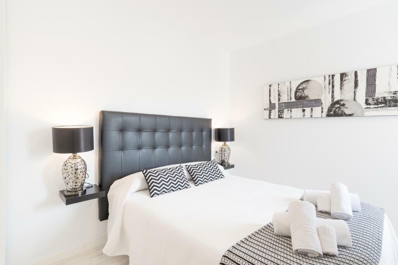 Stunning Spacious City Apartment With Free Parking マラガ エクステリア 写真