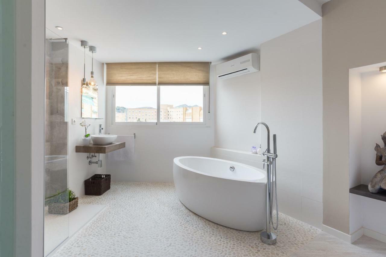 Stunning Spacious City Apartment With Free Parking マラガ エクステリア 写真