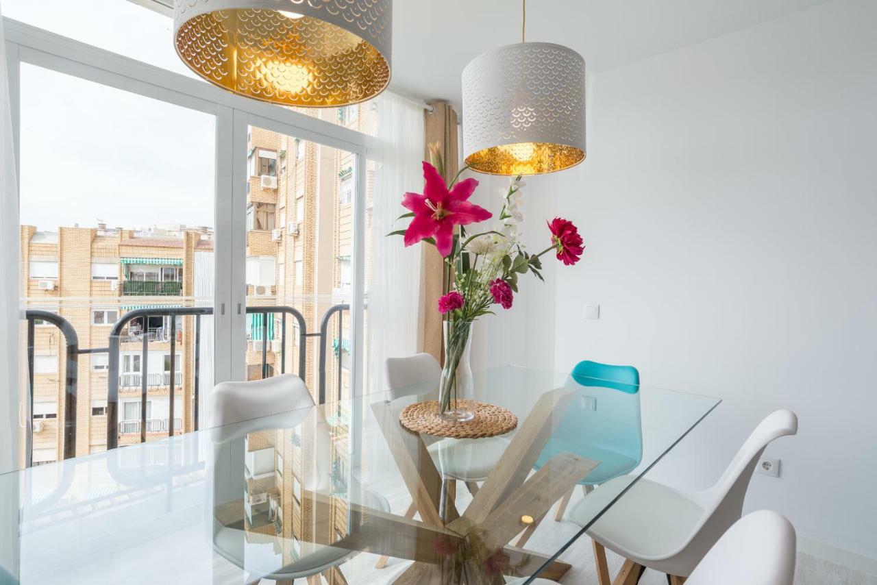 Stunning Spacious City Apartment With Free Parking マラガ エクステリア 写真