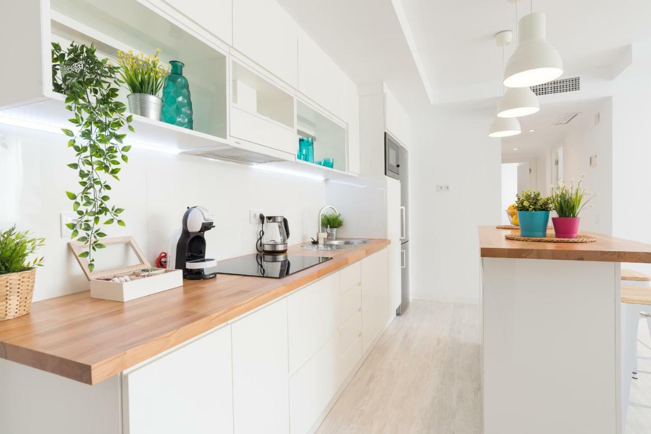 Stunning Spacious City Apartment With Free Parking マラガ エクステリア 写真