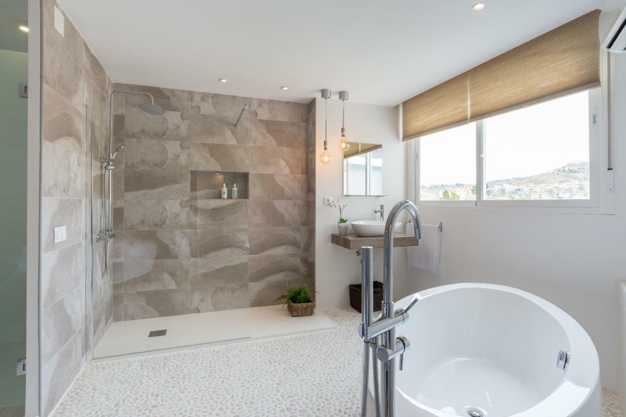 Stunning Spacious City Apartment With Free Parking マラガ エクステリア 写真